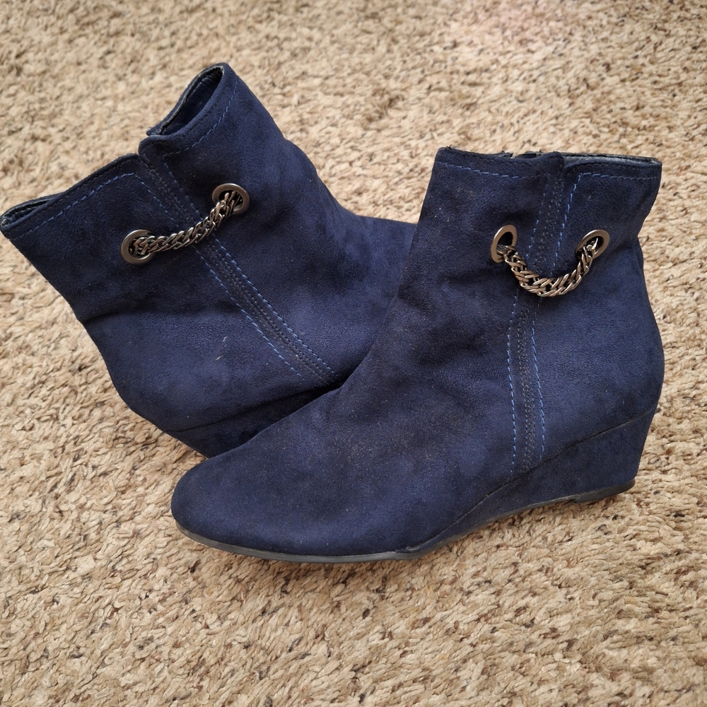 Impo Navy Faux Suede "Garson" Chain Wedge Ankle Booties Size 7.5 M